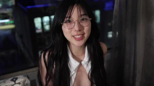 연봉 인상을 위해 구멍 뚫린 스타킹 차림으로 상사와 섹스하는 한국인 여비서… 헤픈 여자