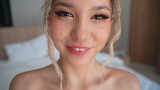 매혹적인 금발 미녀와 그녀의 꽉 조이는 보지